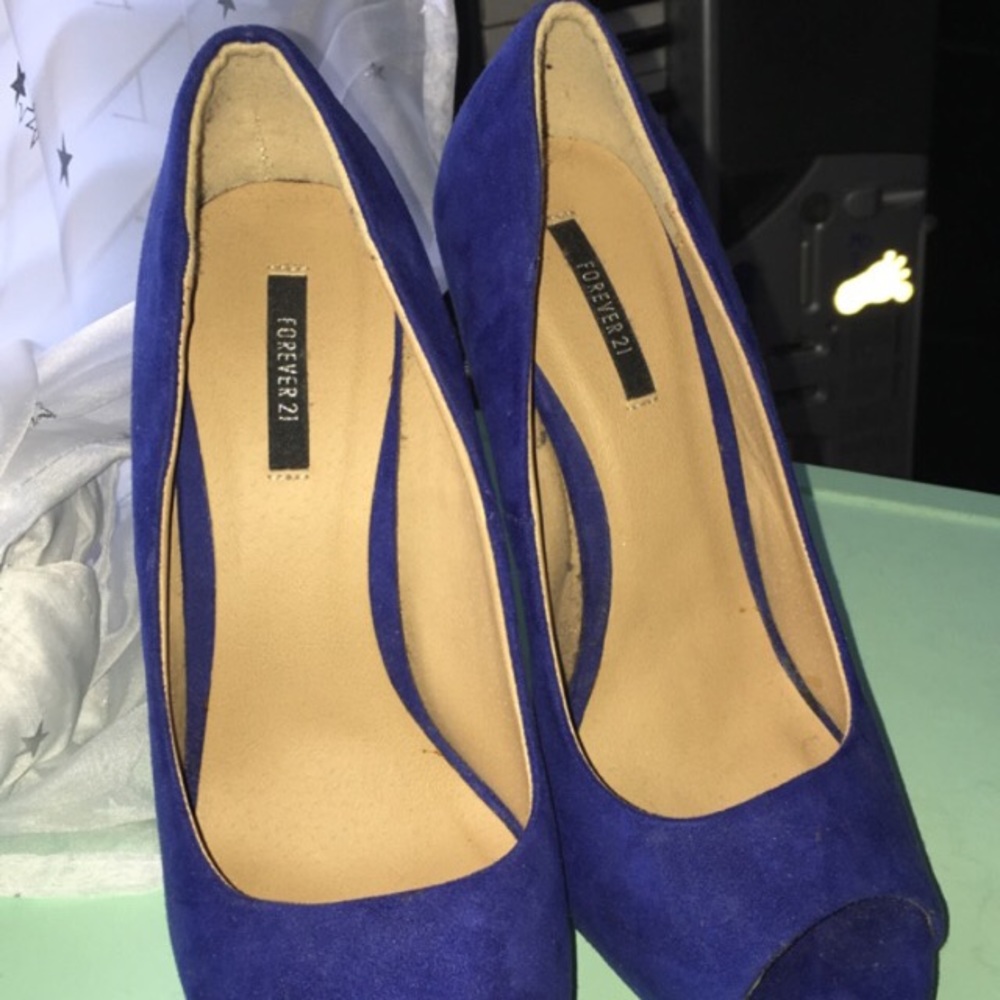 Blue velvet plump heels